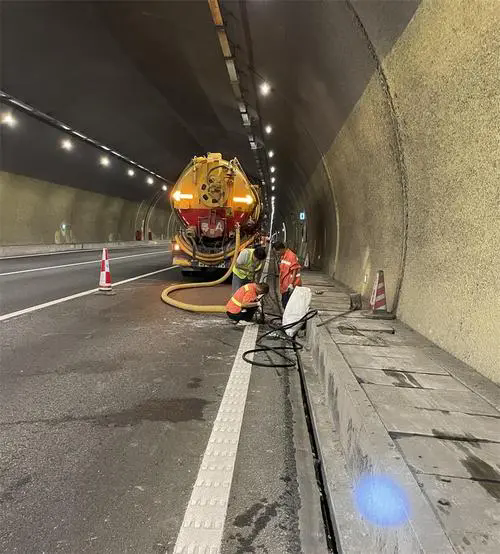 凌河隧道排水渠清淤